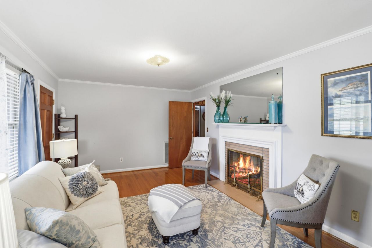 319 E Hampton Street Photo 8