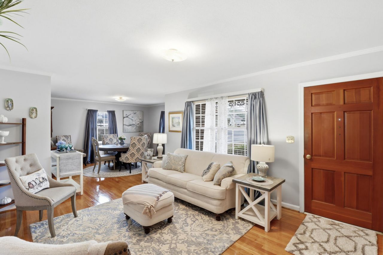 319 E Hampton Street Photo 8