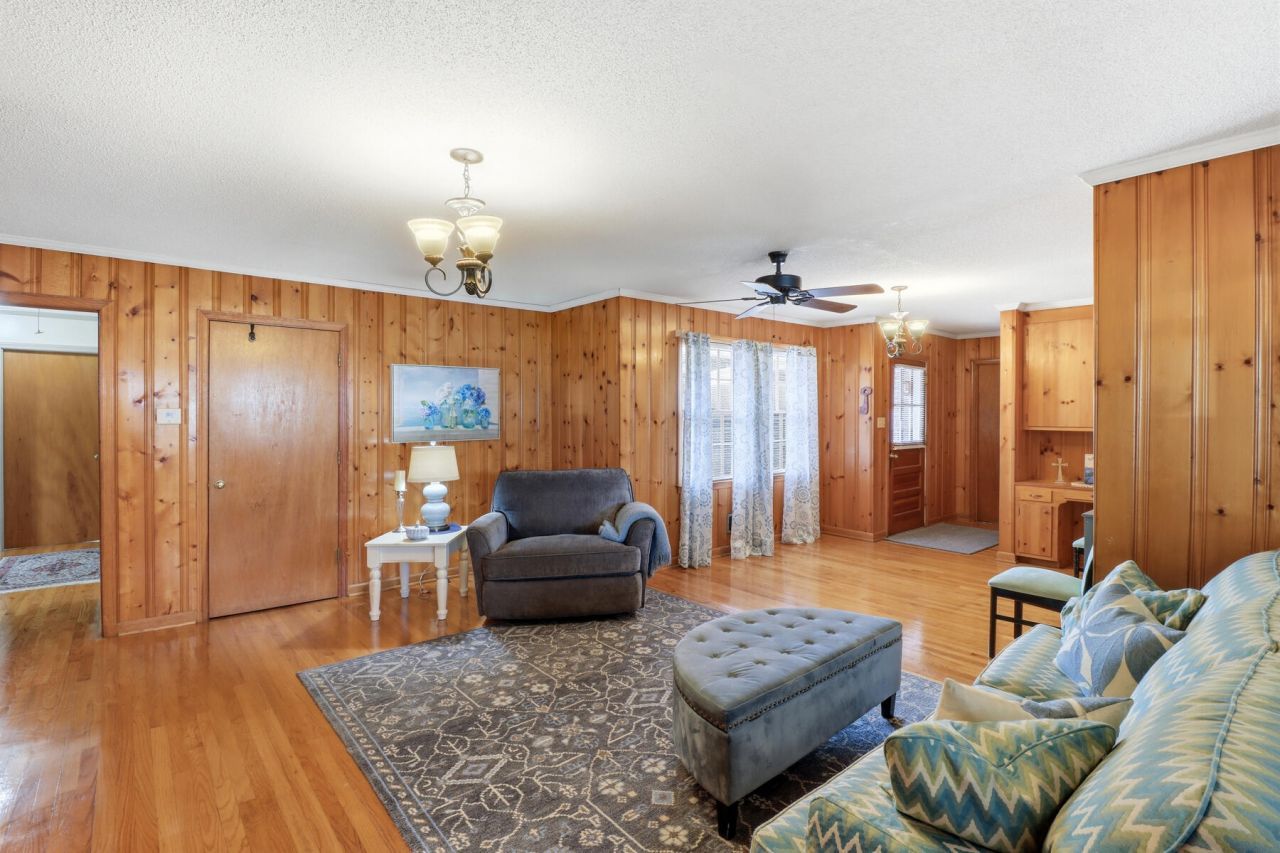 319 E Hampton Street Photo 9