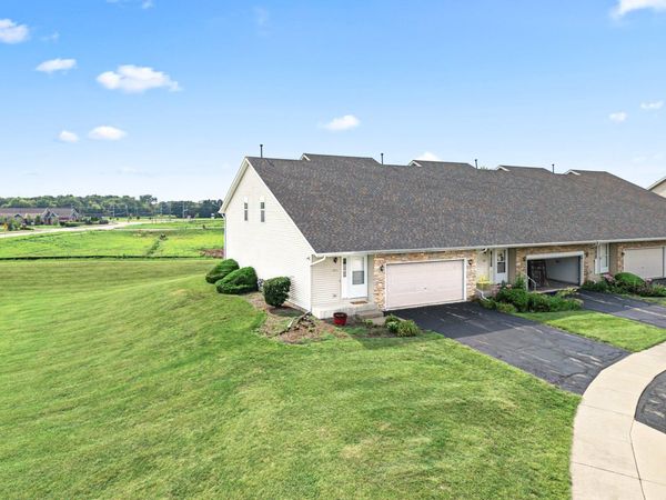 1071 Alexandria Drive, Unit 1071, Sycamore, IL 60178