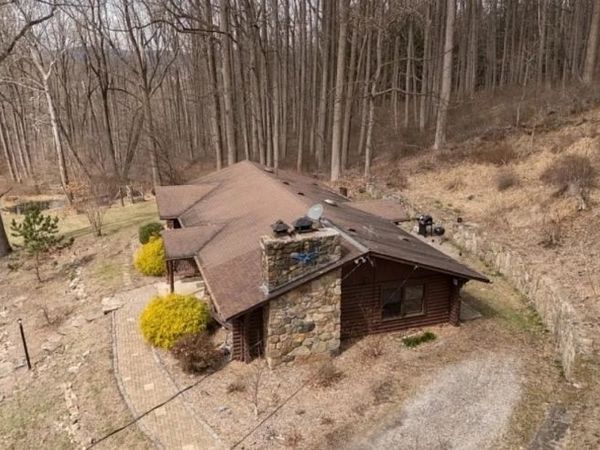 7 Derry Run Ln, Lebanon, NJ 08826