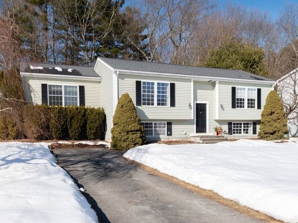 377 Rumonoski Dr, Northbridge, MA 01534
