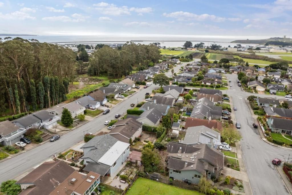 261 Coral Reef Avenue, El Granada, CA 94018 Main Photo