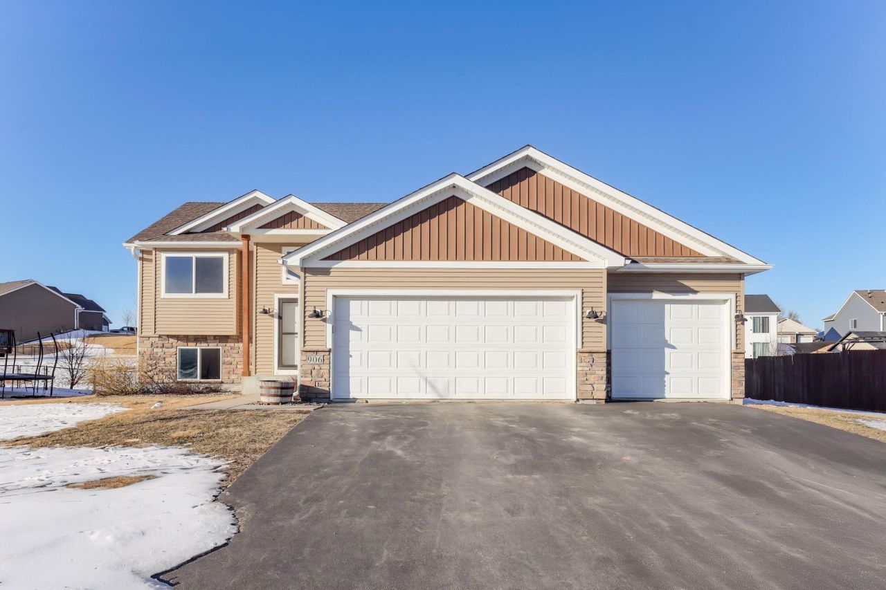 906 Mulberry Avenue Ne, Montgomery, MN 56069 Main Photo