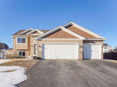 906 Mulberry Avenue NE, Montgomery, MN 56069