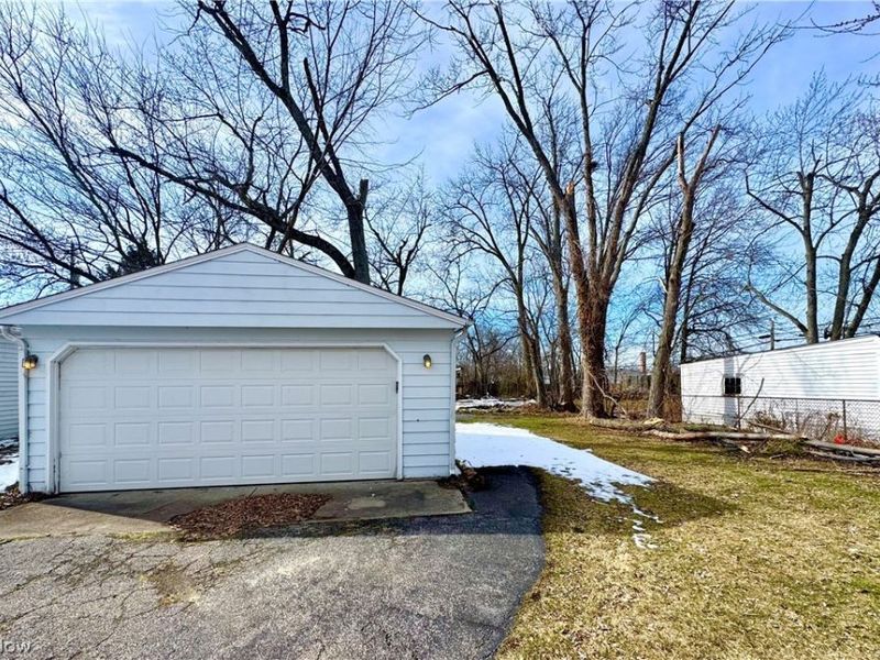 1524 Jaeger Drive, Lyndhurst, OH 44124 Photo 5