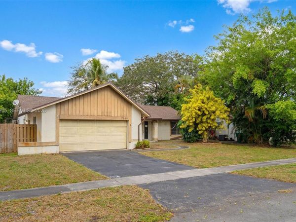 7389 NW 48th Pl, Lauderhill, FL 33319