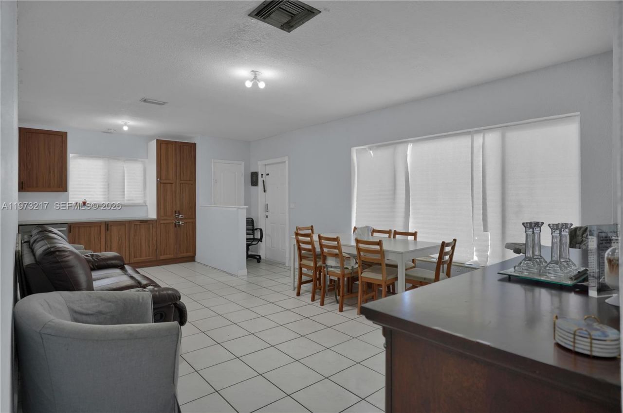570 NE 169th St, North Miami Beach, FL 33162 Photo