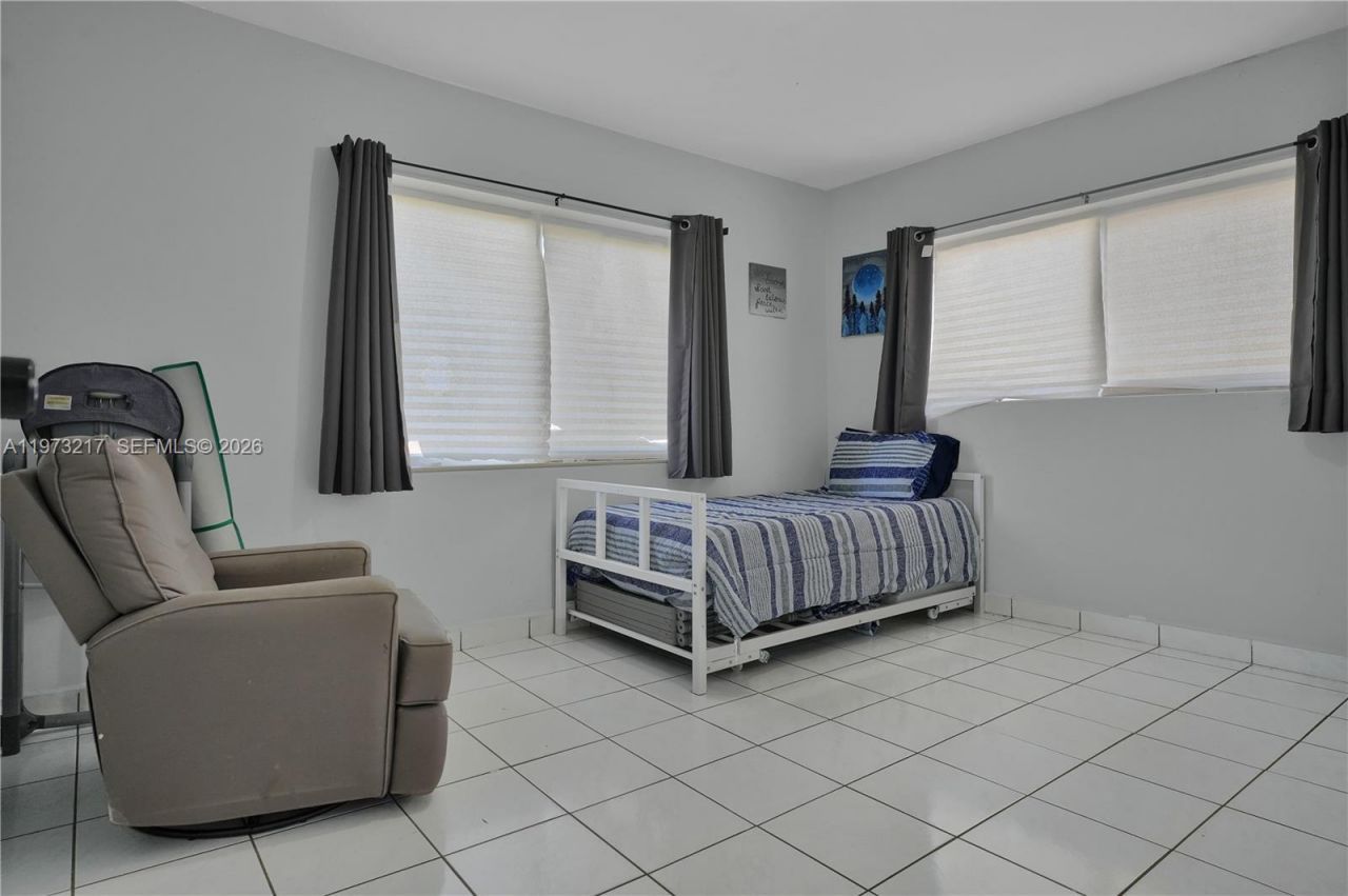 570 NE 169th St, North Miami Beach, FL 33162 Photo
