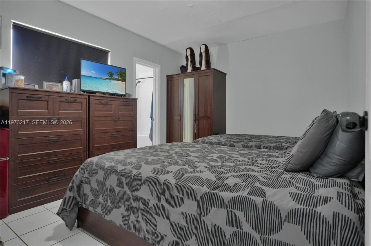 570 NE 169th St, North Miami Beach, FL 33162 Photo