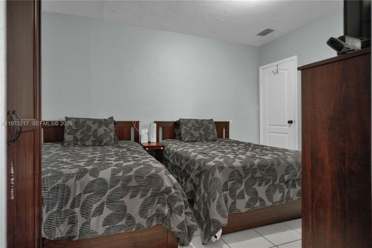 570 NE 169th St, North Miami Beach, FL 33162 Photo