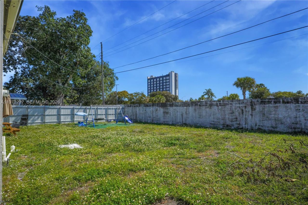 570 NE 169th St, North Miami Beach, FL 33162 Photo