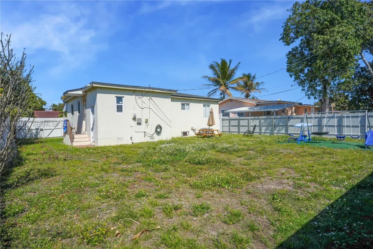 570 NE 169th St, North Miami Beach, FL 33162 Photo