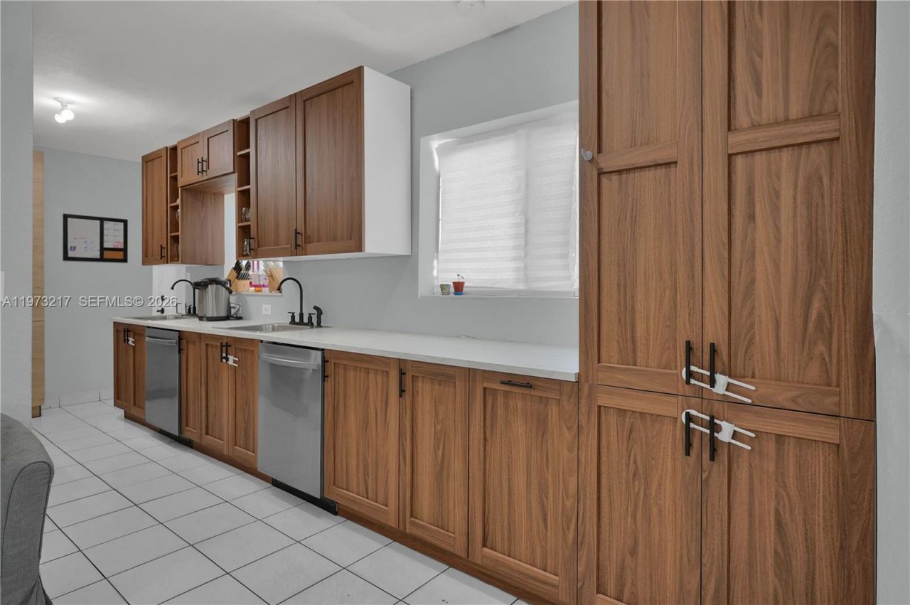 570 NE 169th St, North Miami Beach, FL 33162 Photo