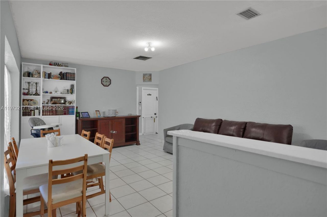 570 NE 169th St, North Miami Beach, FL 33162 Photo