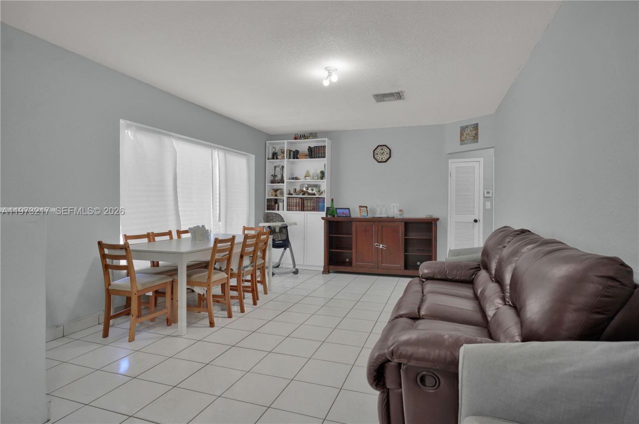 570 NE 169th St, North Miami Beach, FL 33162 Photo