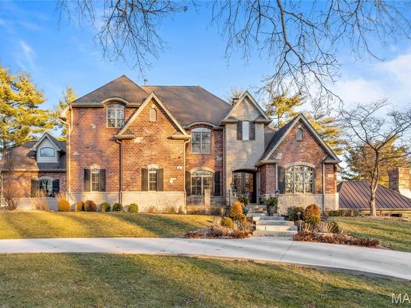 24 Williamsburg Estates Drive, Town and Country, MO 63131