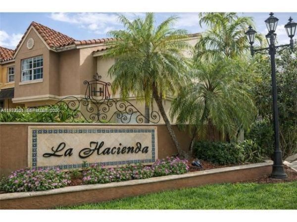 18324 NW 68th Ave, Unit H, Hialeah, FL 33015