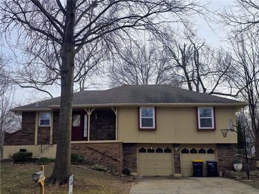 1211 SE Briarcroft Street, Lee's Summit, MO 64063