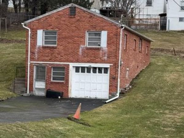 2616 1/2 Clovis, Bluefield, WV 24701