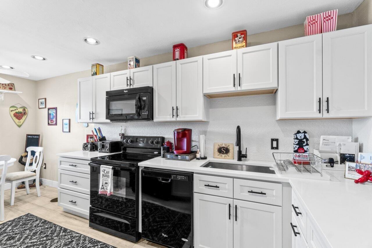 4 Stratford Drive E, Unit B, Boynton Beach, FL 33436 Photo