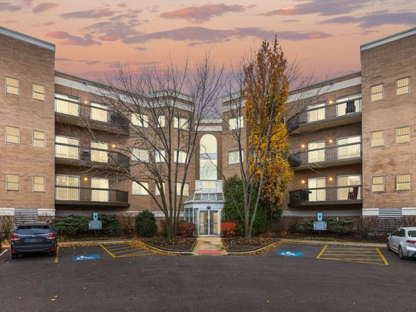 140 Manchester Drive, Unit 408, Buffalo Grove, IL 60089