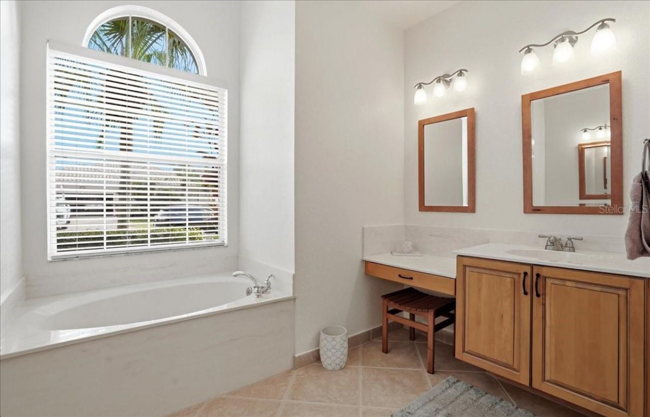 6558 41st Court E, Sarasota, FL 34243 Photo