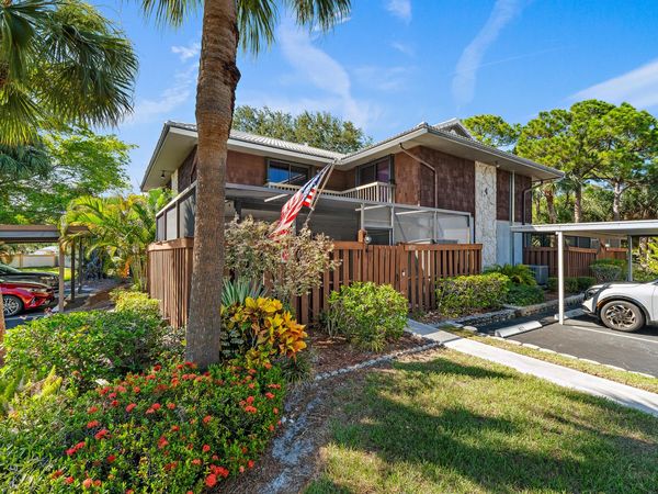 402 SE Castle Court, Port St. Lucie, FL 34952