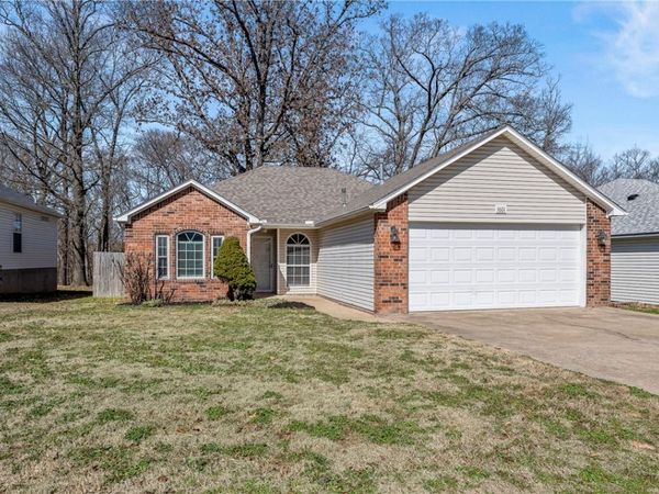 1601 Cresent Street , Bentonville, AR 72712
