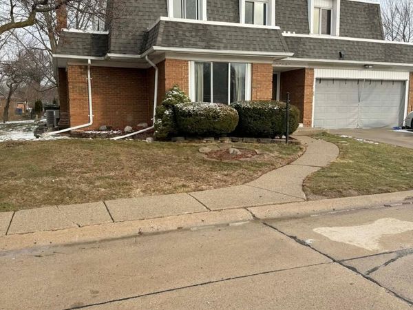 32602 Barclay Square, Warren, MI 48093