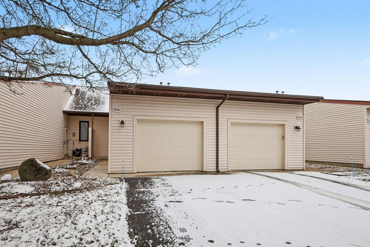 2744 Stonebluff Drive Sw, Wyoming, MI 49519 Main Photo