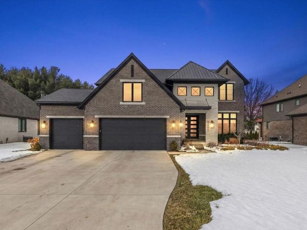 52801 Royal Park Avenue, Shelby Twp, MI 48315