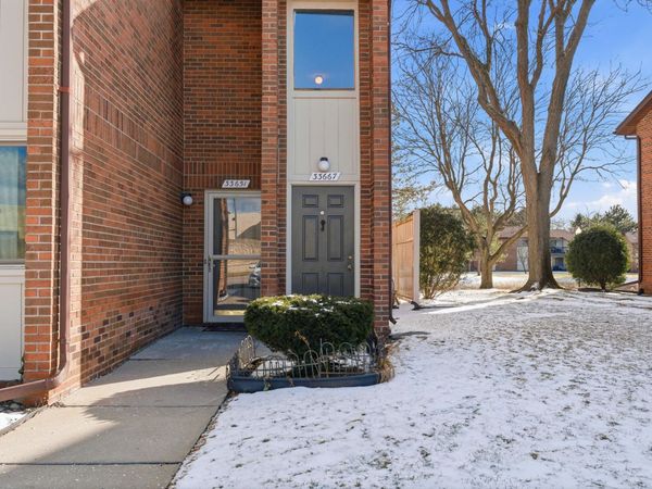 33667 Pondview Circle, Unit 151, Livonia, MI 48152