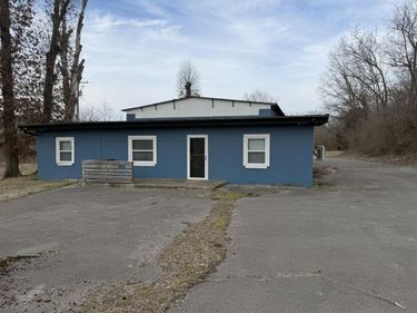 1055 W Shelby Street, Junction City, KY 40440