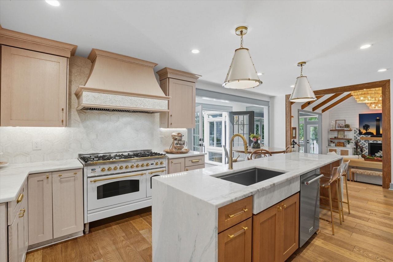 23 Edgewater Alley Photo 10