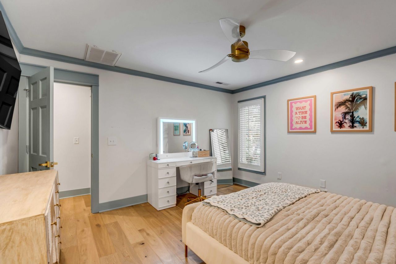 23 Edgewater Alley Photo 52