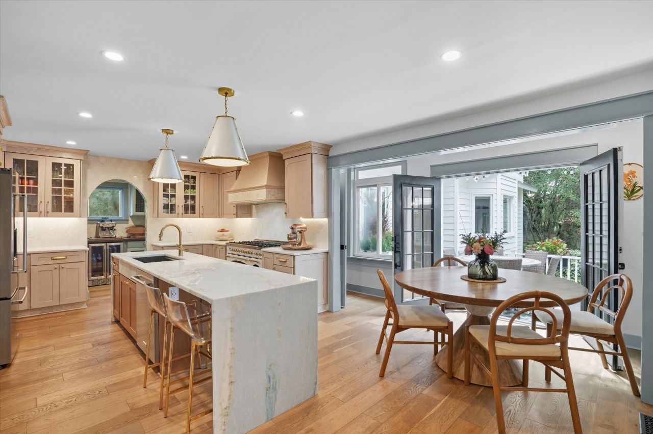 23 Edgewater Alley Photo 9