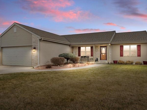 3228 Sherman Parc CIRCLE, Jackson, WI 53037