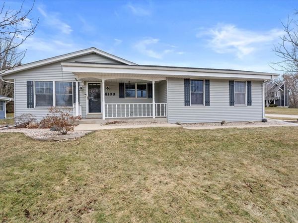 8109 S Forest Meadows DRIVE, Franklin, WI 53132