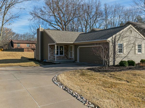 12 Thornwood Court, Moline, IL 61265