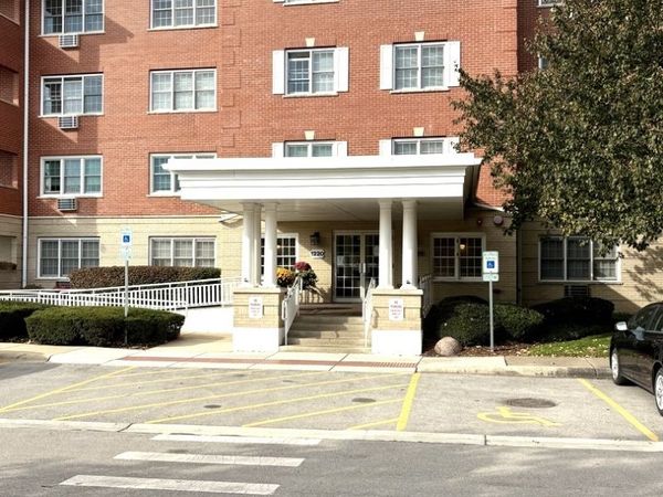 1220 Depot Street , Unit 305, Glenview, IL 60025