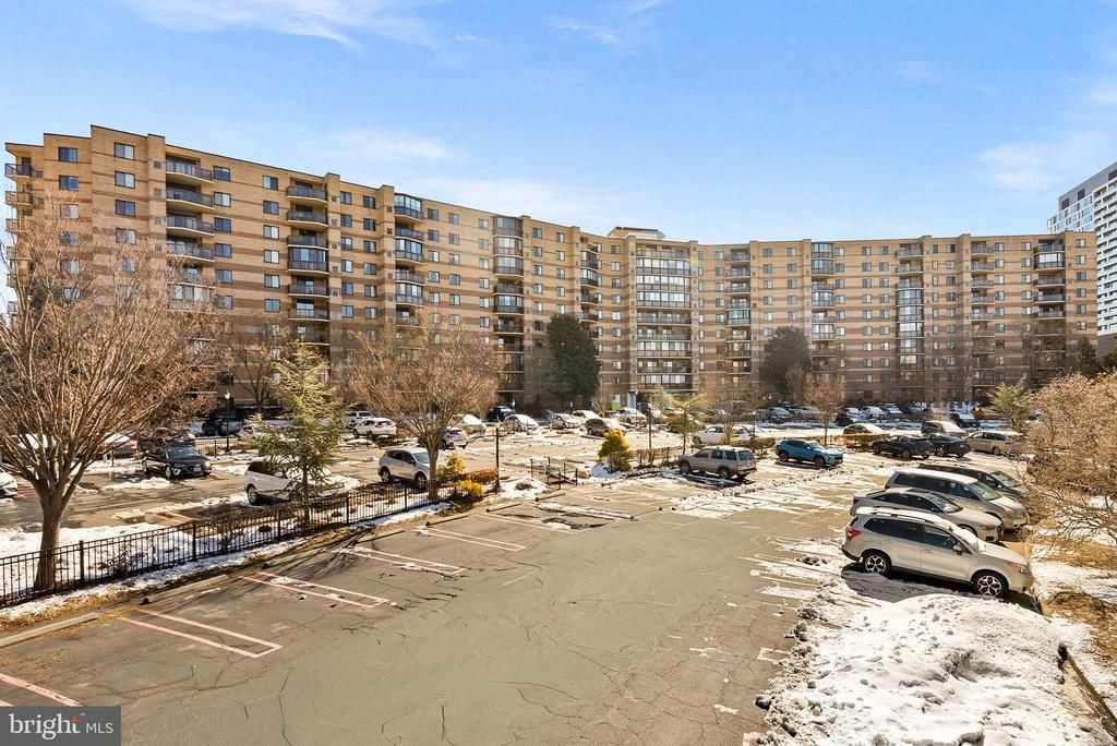 8340 Greensboro Drive, Unit 118, McLean, VA 22102 Main Photo