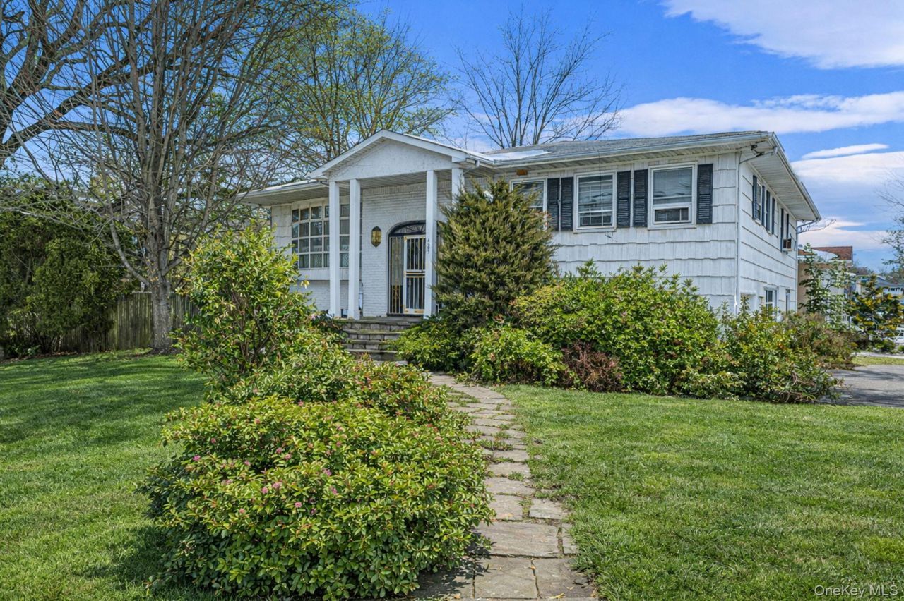 425 Old Courthouse Road, Manhasset Hills, NY 11040 Main Photo