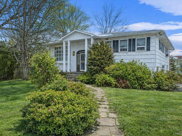 425 Old Courthouse Road , Manhasset Hills, NY 11040