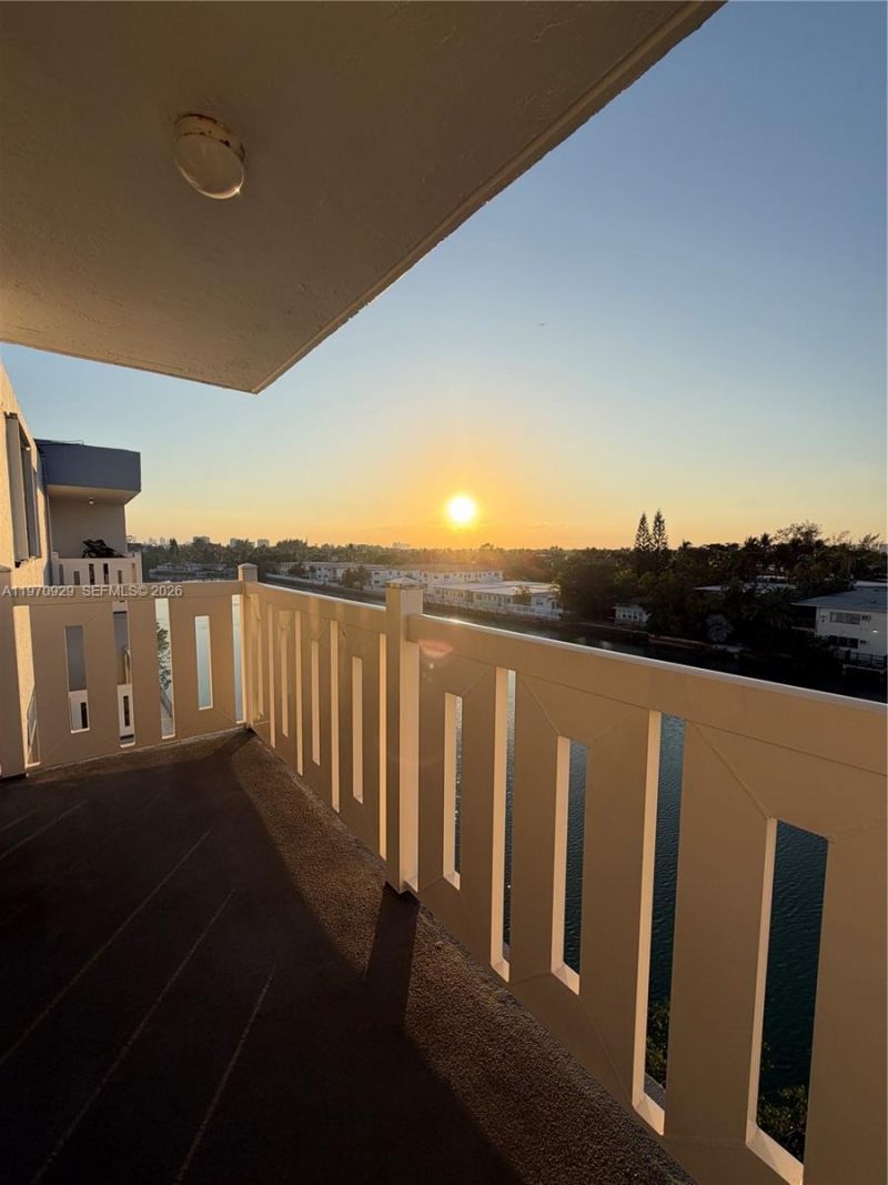 7900 Tatum Waterway Dr , Unit 506, Miami Beach, FL 33141 Photo