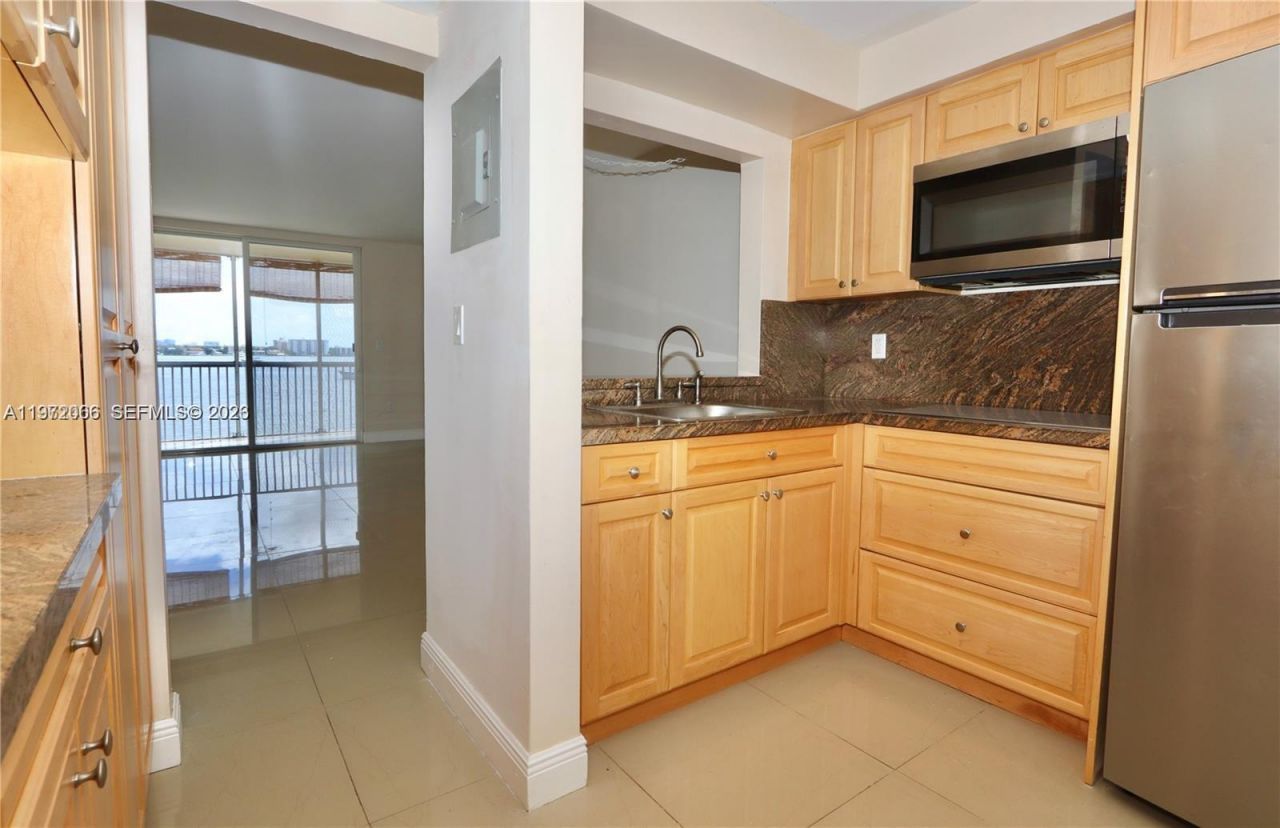 2910 Point East Dr , Unit M204, Aventura, FL 33160 Photo