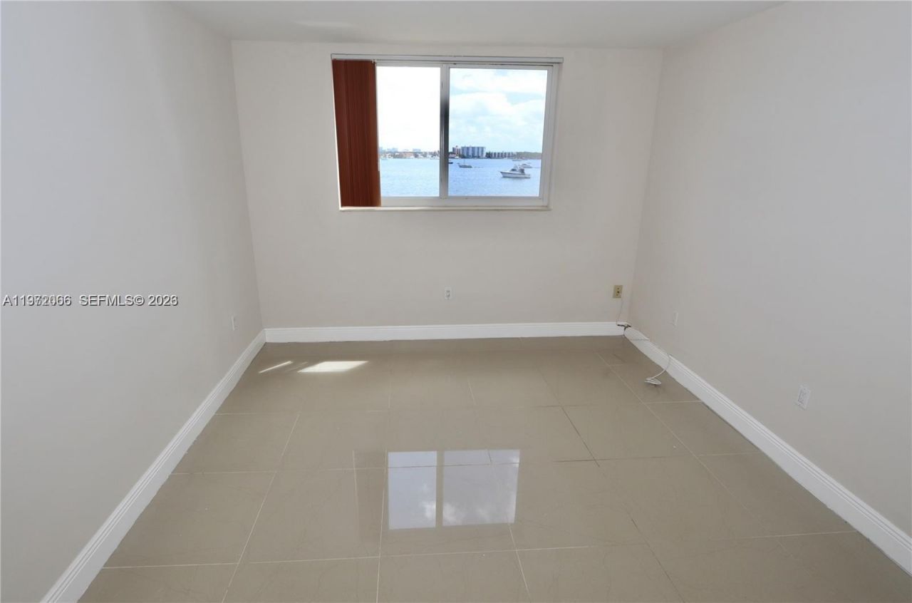 2910 Point East Dr , Unit M204, Aventura, FL 33160 Photo