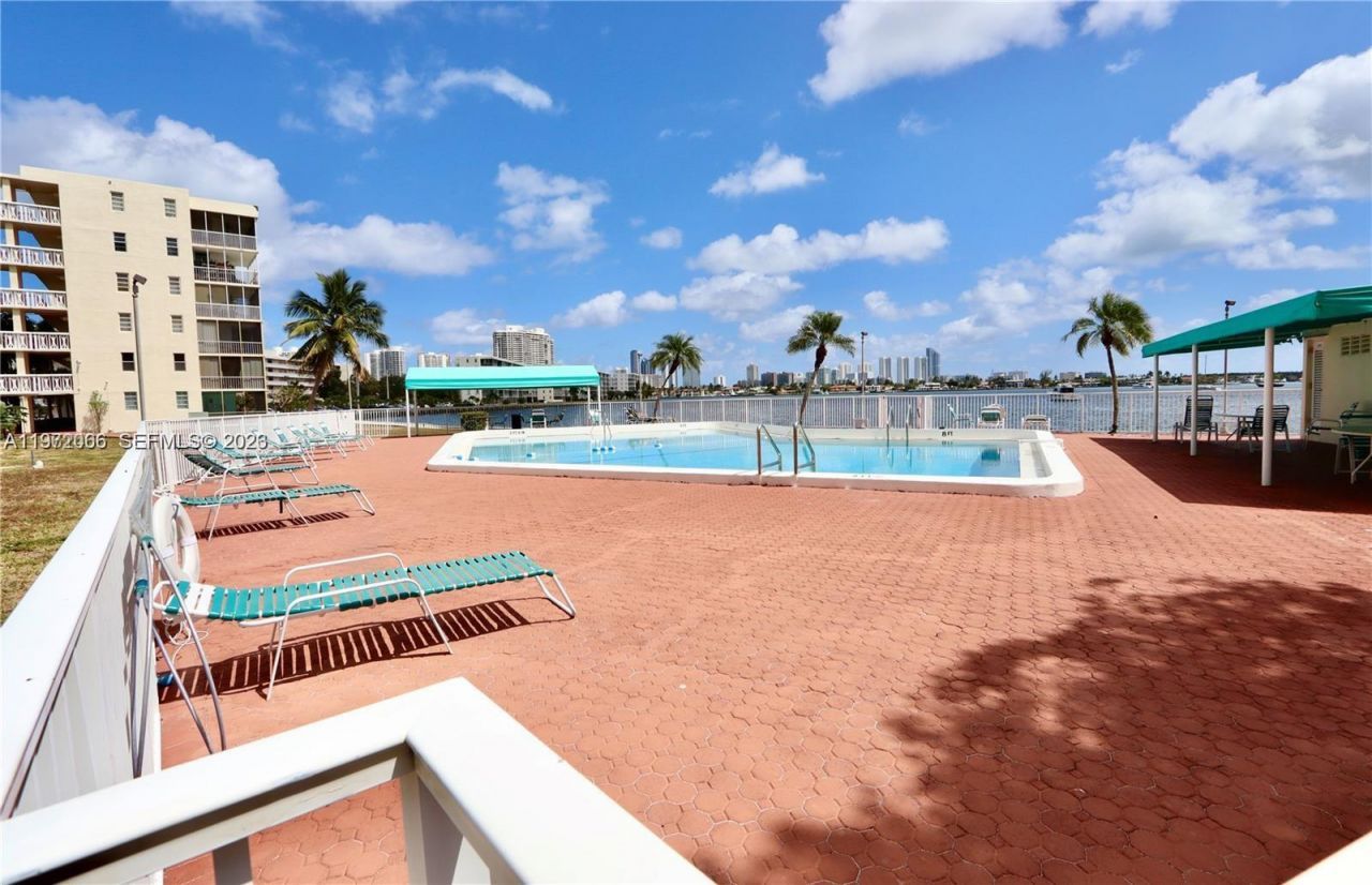 2910 Point East Dr , Unit M204, Aventura, FL 33160 Photo