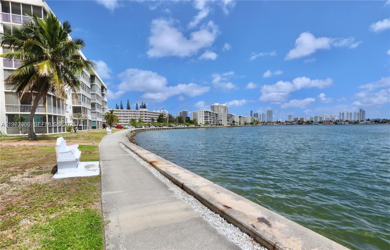 2910 Point East Dr , Unit M204, Aventura, FL 33160 Photo
