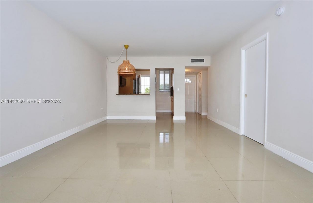 2910 Point East Dr , Unit M204, Aventura, FL 33160 Photo